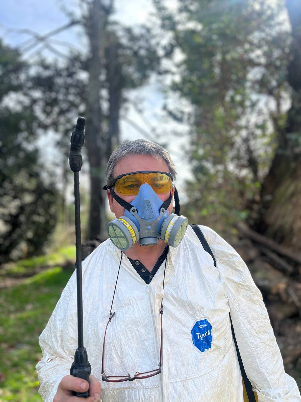 Técnico realizando una intervención en un espacio de trabajo