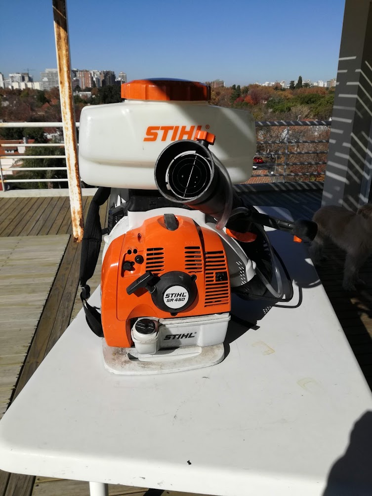 Aplicación profesional en un ambiente interior con encuadre vertical